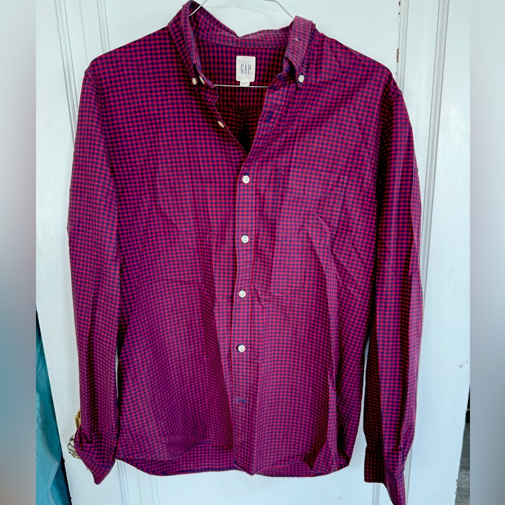 🔵4 for $30. Gap Men’s long sleeve red and blue button down shirt.